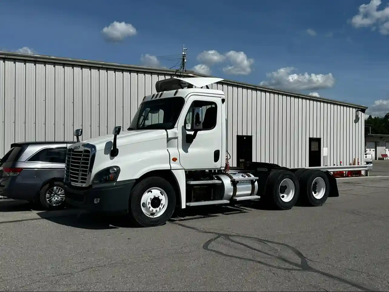 White Freighliner Cascadia Year 2016